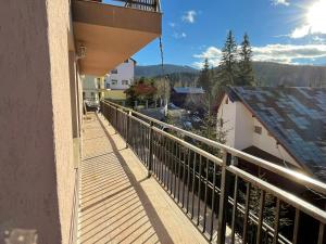 einen Balkon mit Bergblick in der Unterkunft Pensiunea Joe Paltinis in Păltiniş