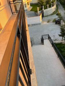 Blick auf eine Terrasse vom Balkon eines Gebäudes in der Unterkunft Pensiunea Joe Paltinis in Păltiniş