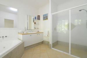 Howie's Place Noosa tesisinde bir banyo