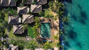 una vista aérea de un complejo con piscina y el océano en Nirwana Beach & Resort, en Candidasa