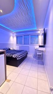 Bron centre appartement meublé avec jacuzzi 객실 침대