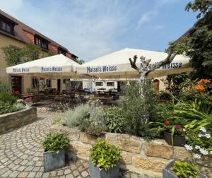 um restaurante com plantas em frente a um edifício em Trobischhof em Dresden