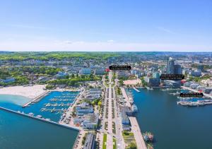 una vista aerea di un porto con barche in acqua di Apartament Faltom 20 Yacht Park Premium a Gdynia