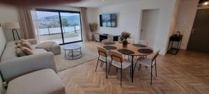 een woonkamer met een tafel en stoelen bij Palazzu B reservation 3 nuits minimum in Ajaccio