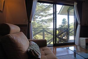 Area tempat duduk di HARUNA SKY Panoramic view of Nasu,private space surrounded by fir trees,relaxing stone bath,watching movies on a 120inch big screen