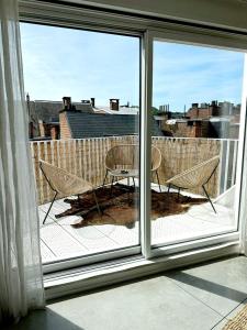 vista su un balcone con tavolo e sedie di Penthouse GuiZa a Namur