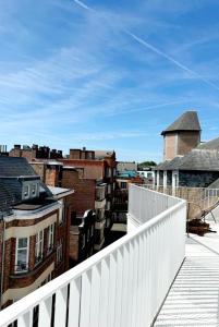 balcone con vista sulla città. di Penthouse GuiZa a Namur