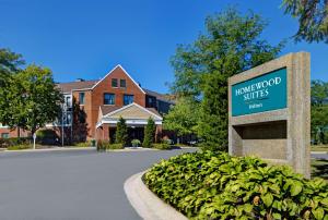 um sinal em frente a um edifício com uma casa em Homewood Suites by Hilton Chicago-Lincolnshire em Lincolnshire