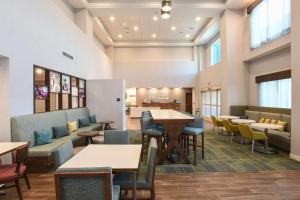 Χώρος καθιστικού στο Hampton Inn & Suites Cincinnati Liberty Township