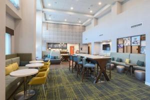 Χώρος καθιστικού στο Hampton Inn & Suites Cincinnati Liberty Township