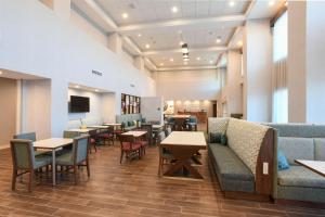 Χώρος καθιστικού στο Hampton Inn & Suites Cincinnati Liberty Township