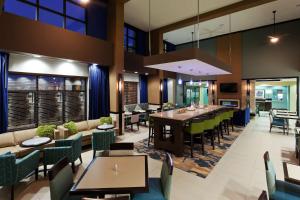 Hampton Inn & Suites Denver Airport / Gateway Park tesisinde bir oturma alanı