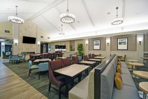 Un restaurante u otro lugar para comer en Homewood Suites by Hilton Denver International Airport