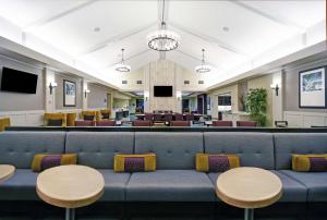 Un lugar para sentarse en Homewood Suites by Hilton Denver International Airport