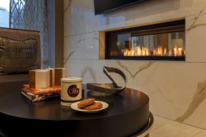 - une table avec une assiette de biscuits et une tasse de café dans l'établissement DoubleTree by Hilton Evansville, à Evansville