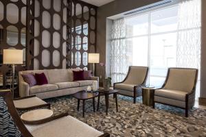 - un salon avec un canapé et deux chaises dans l'établissement DoubleTree by Hilton Evansville, à Evansville