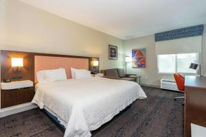 Giường trong phòng chung tại Hampton Inn & Suites Flagstaff - West