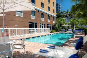 Bazen u objektu Hampton Inn Hallandale Beach-Aventura ili u blizini