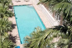 Bazen u objektu Hampton Inn Hallandale Beach-Aventura ili u blizini