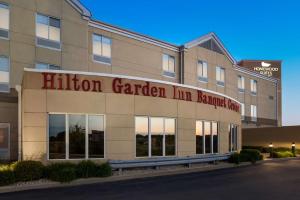 ein Gebäude mit einem Schild für das Hotel Garden Inn kennett center in der Unterkunft Hilton Garden Inn Fort Wayne in Fort Wayne