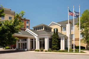 ein Gebäude mit amerikanischer Flagge davor in der Unterkunft Hilton Garden Inn Fort Wayne in Fort Wayne