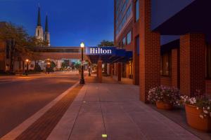 eine Stadtstraße mit einem Schild, das füllt in der Unterkunft Hilton Fort Wayne at the Grand Wayne Convention Center in Fort Wayne