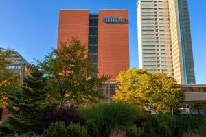 ein Gebäude mit einem Hilferuf auf der Seite in der Unterkunft Hilton Fort Wayne at the Grand Wayne Convention Center in Fort Wayne