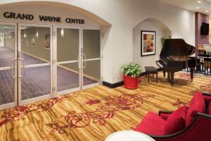 ein großes Weinzentrum mit einem Klavier in einem Zimmer in der Unterkunft Hilton Fort Wayne at the Grand Wayne Convention Center in Fort Wayne