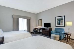 เตียงในห้องที่ Hilton Garden Inn and Fayetteville Convention Center