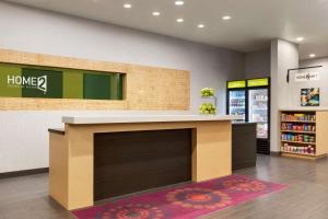 uma loja com lareira numa loja em Home2 Suites by Hilton Houston Stafford - Sugar Land em Stafford