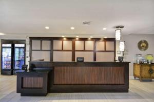 Homewood Suites by Hilton Indianapolis Carmel في كارميل: لوبي فيه بار في الفندق