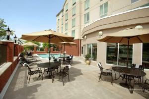 Um restaurante ou outro lugar para comer em Hilton Garden Inn Harrisburg East