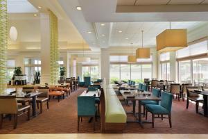 Um restaurante ou outro lugar para comer em Hilton Garden Inn Harrisburg East