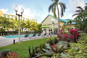 Bazen u ili blizu objekta Homewood Suites by Hilton Miami - Airport West