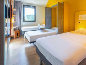 ibis budget Rennes Rte Lorient में एक कमरे में एक या कई बेड