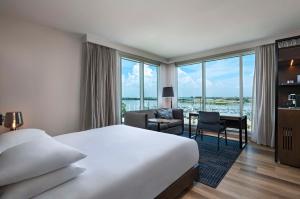 Katil atau katil-katil dalam bilik di Hyatt Regency Baytown-Houston