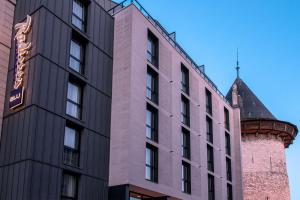 wysoki budynek obok budynku z wieżą w obiekcie Radisson Blu Hotel, Rouen Centre w Rouen