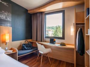 Giường trong phòng chung tại IBIS Cannes Mouans Sartoux Piscine parking gratuit