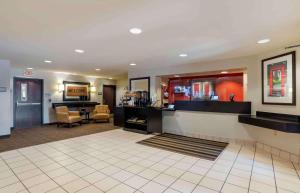 una hall di un hotel con sala d'attesa di Extended Stay America Suites - New Orleans - Metairie a Metairie