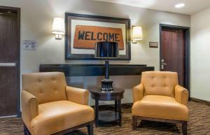 una sala d'attesa con due sedie e un cartello di benvenuto di Extended Stay America Suites - New Orleans - Metairie a Metairie