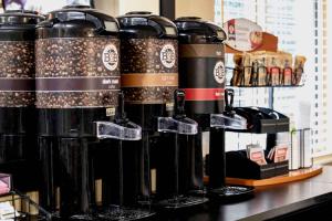 una fila di bottiglie di vino sedute su un bancone di Extended Stay America Suites - New Orleans - Metairie a Metairie