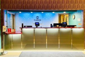 Clarion Inn & Suites tesisinde lobi veya resepsiyon alanı