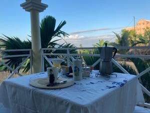 una mesa con una tetera y café. en Villa Soa, en Hell-Ville