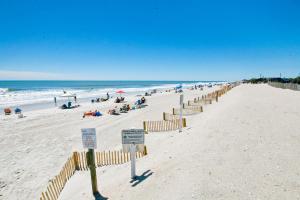 una playa con un montón de gente y el océano en Renaissance 908, en Myrtle Beach