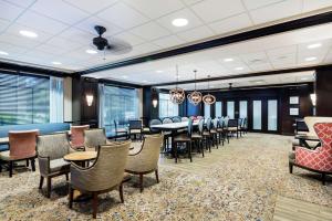 comedor con mesa y sillas en Hampton Inn Murrells Inlet/Myrtle Beach Area, en Myrtle Beach