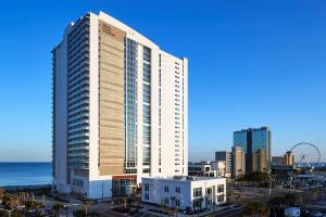 un edificio alto frente al océano y una ciudad en Hilton Grand Vacations Club Ocean Enclave Myrtle Beach, en Myrtle Beach