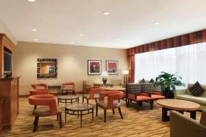 Зона вітальні в Hampton Inn New York - LaGuardia Airport