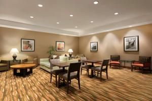 Зона вітальні в Hampton Inn New York - LaGuardia Airport