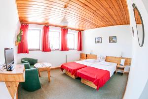 a bedroom with a bed and a desk and a tv at Willa Jordanówka in Czorsztyn