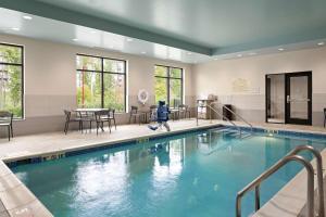 uma piscina com uma criança sentada à sua frente em Hampton Inn & Suites Cranberry Township/Mars em Cranberry Township